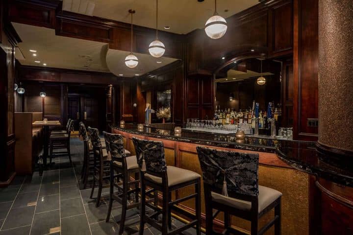 Lounge 17 of 22